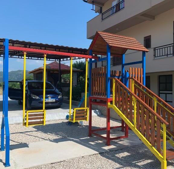 استودیوی استاندارد, Apartments Ena