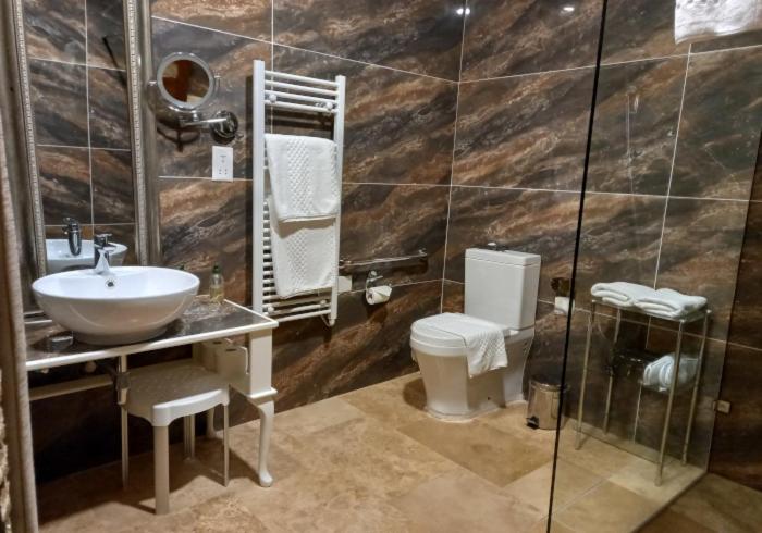استودیوی استاندارد, Julina Boutique Living