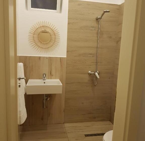اتاق استاندارد سه نفره, Dimitri Guest House