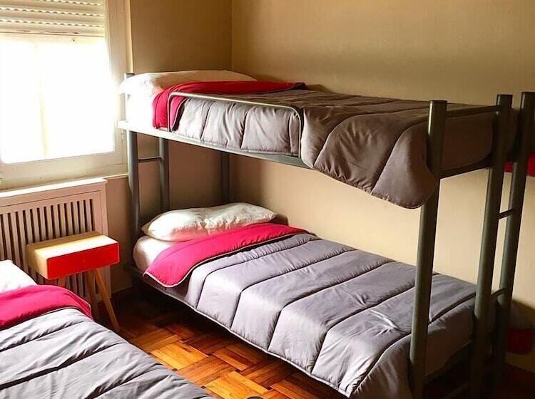 اتاق استاندارد سه تخته با سرویس بهداشتی مشترک, Carving Surf Hostel