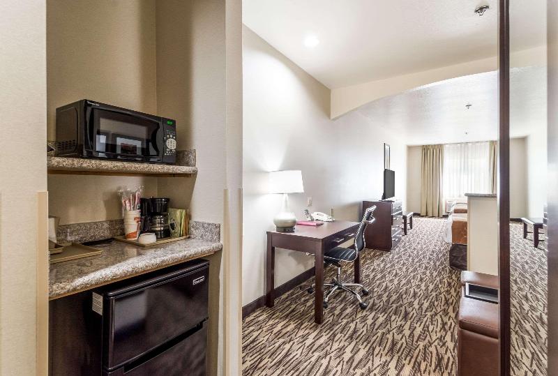 스위트, Comfort Suites Portland Airport
