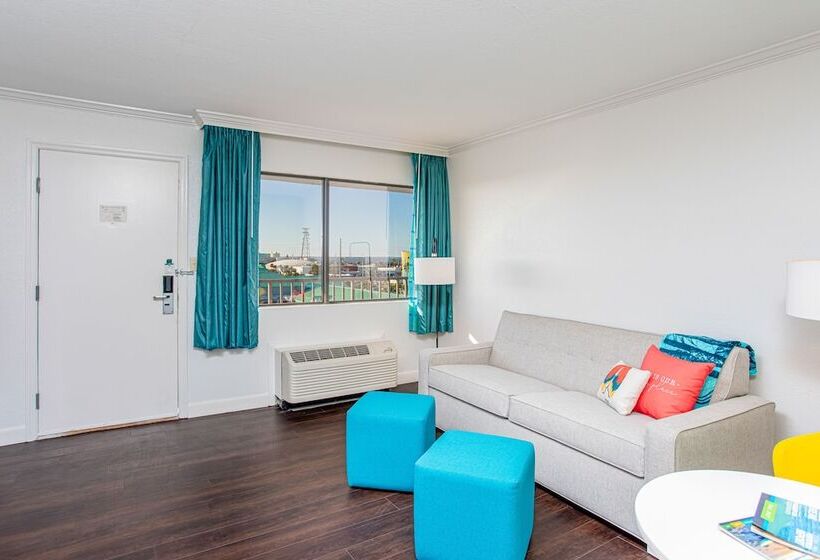 Люкс, Beachside Hotel And Suites