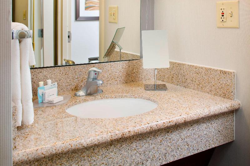 Люкс Кровать Кинг, Courtyard By Marriott Richmond Airport