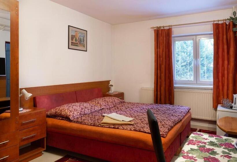 Quarto Triplo Estandar, Penzión Rozália