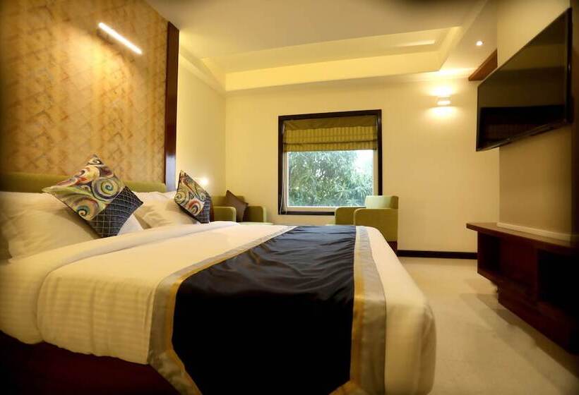 Номер Deluxe, The Pinnacle Inn Sarnath