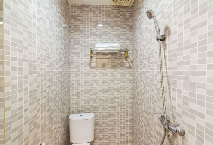 Quarto Deluxe, Oyo 1635 New Star