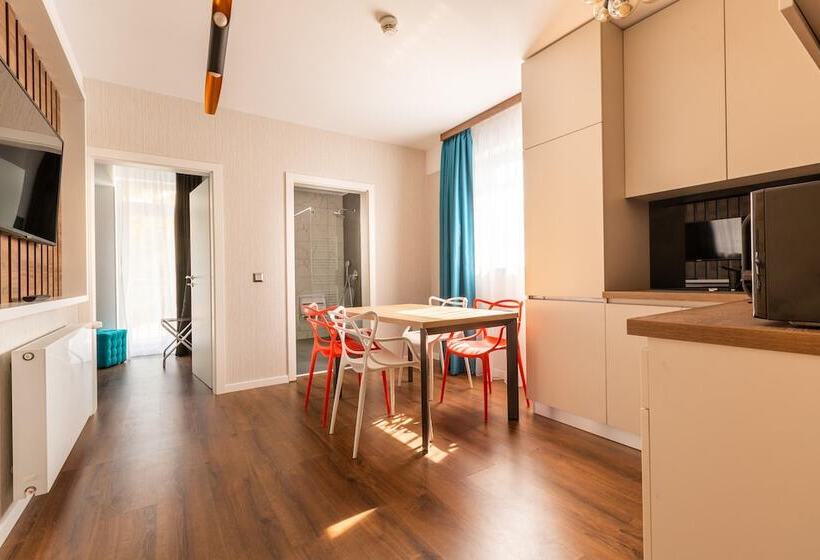 스탠다드 스튜디오, Bach Apartments
