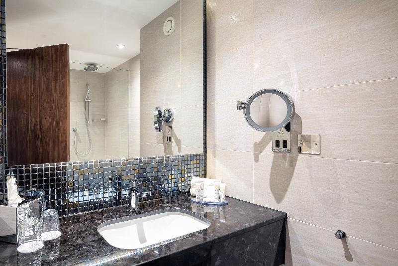 스탠다드 룸 킹사이즈 침대, Crowne Plaza London Heathrow T4, An Ihg