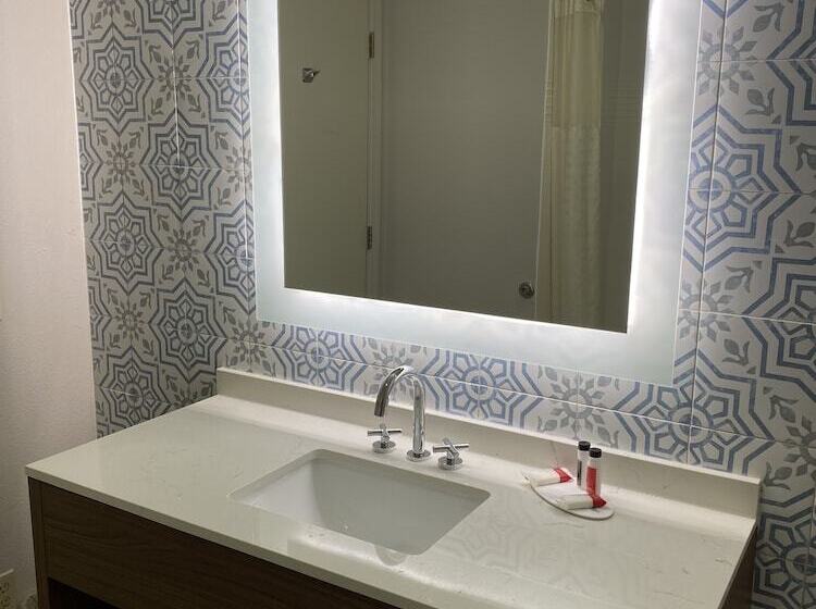 Люкс, Days Inn & Suites By Wyndham Peachtree Corners Norcross