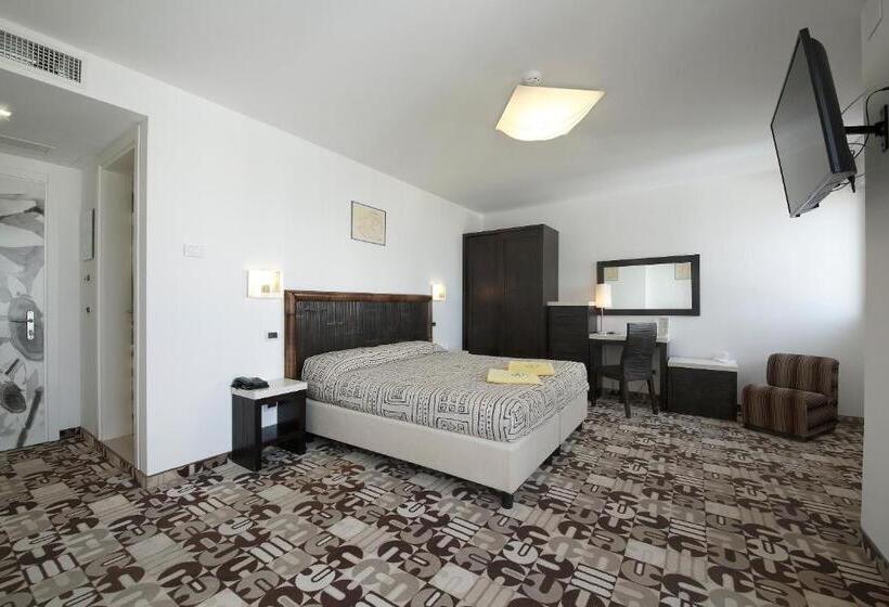 اتاق سوپریور سه تخته, Grande Albergo Marin
