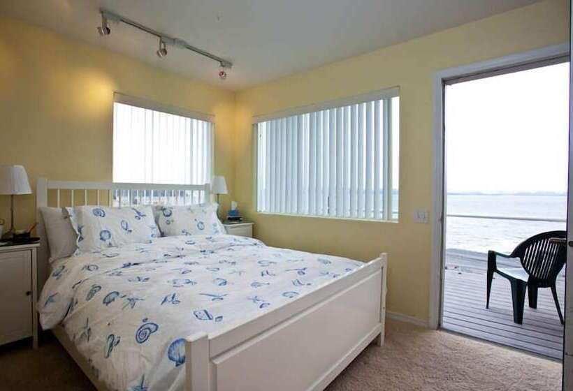 标准间, Driftwood Inn