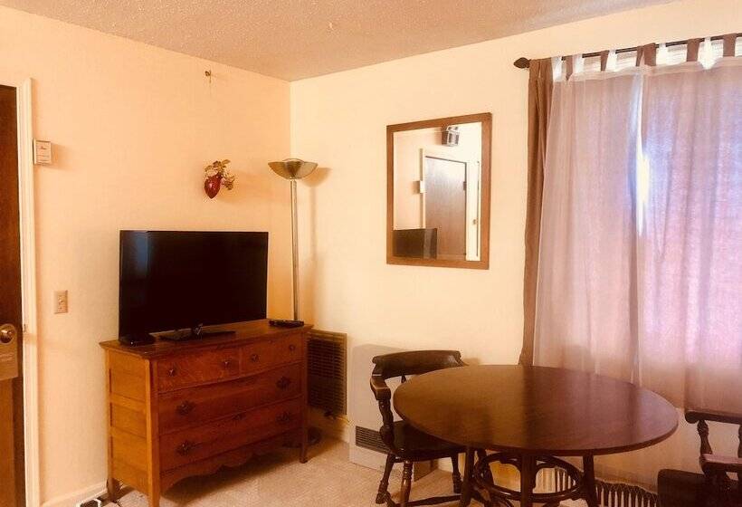 스위트, Driftwood Inn