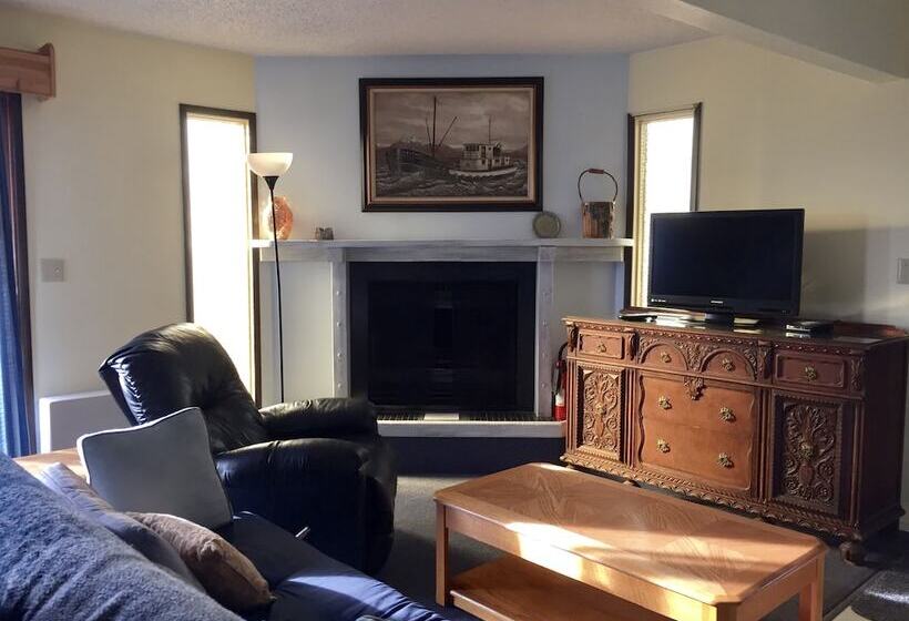 스위트, Driftwood Inn