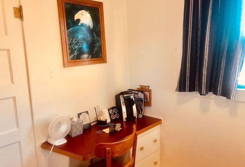 标准间, Driftwood Inn