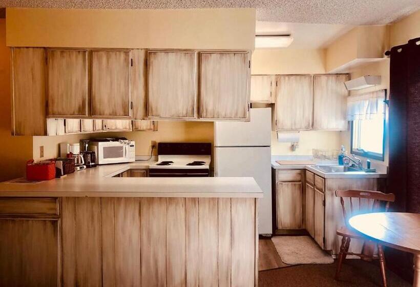 스위트, Driftwood Inn