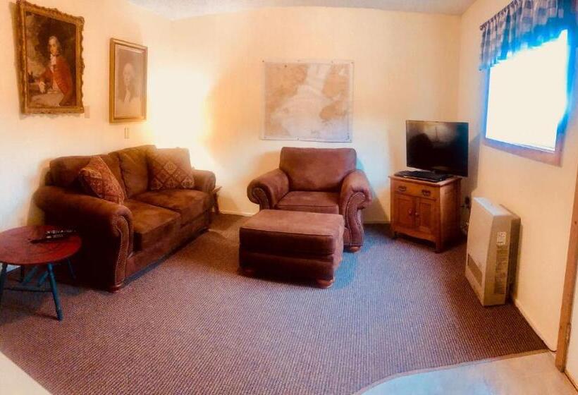 스위트, Driftwood Inn