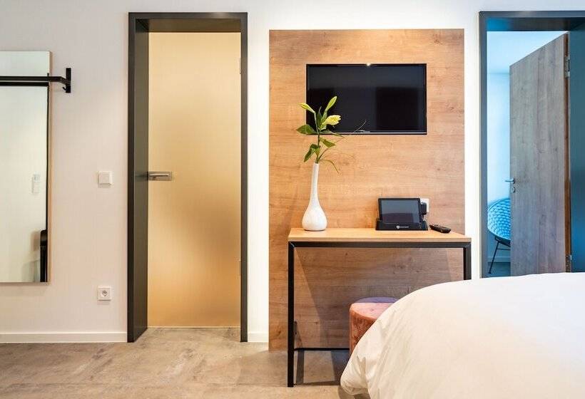 Семейный Номер, Coucou Hotel & Kuckucks Stube