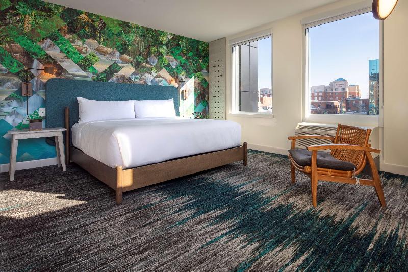 Полулюкс Кровать Кинг, Canvas Moncton, Tapestry Collection By Hilton