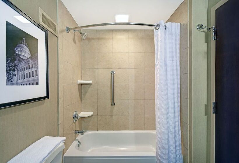 جناح لذوى الاحتياجات الخاصة, Embassy Suites Charleston