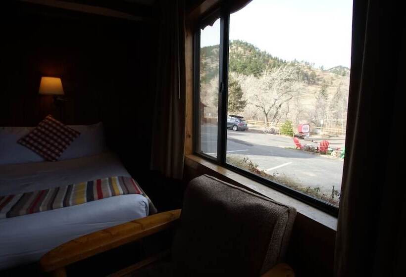 Номер Стандарт, Foot Of The Mountain Motel
