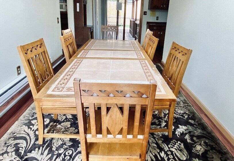 Люкс, Foot Of The Mountain Motel