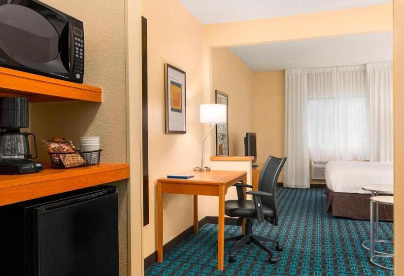 带双人床的标准工作室, Fairfield Inn Racine