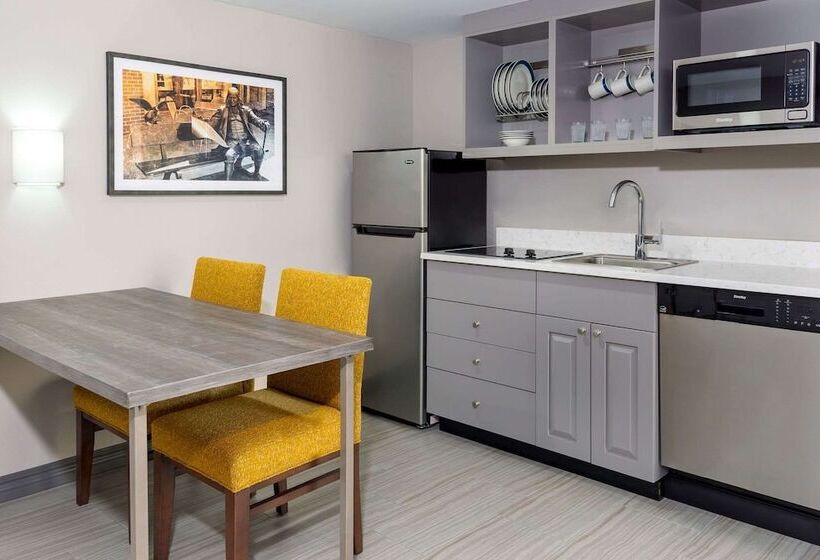 Люкс, Hampton Inn & Suites Kansas City Country Club Plaza