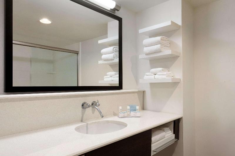 חדר סטנדרט עם מיטת קינג, Hampton Inn Sulphur/lake Charles Area