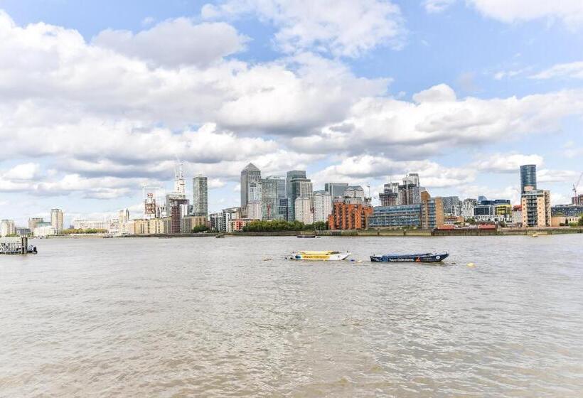 Семейный Номер, Thames View House