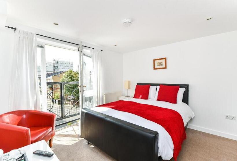 Семейный Номер, Thames View House
