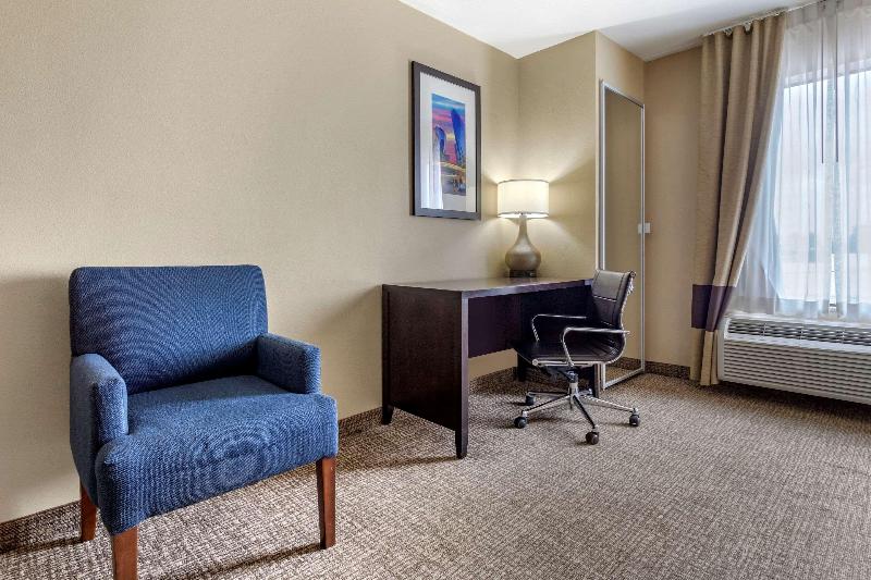 سوئیت با تخت بزرگ, Comfort Inn & Suites Fm1960 Champions