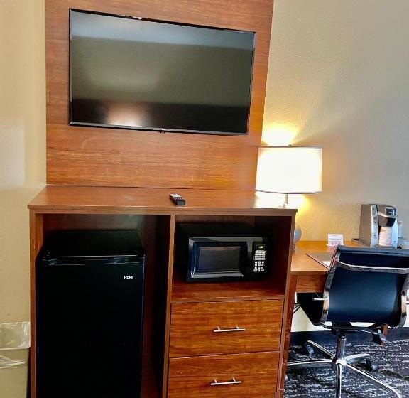 Люкс Кровать Кинг, Quality Inn & Suites Hendersonville  Flat Rock
