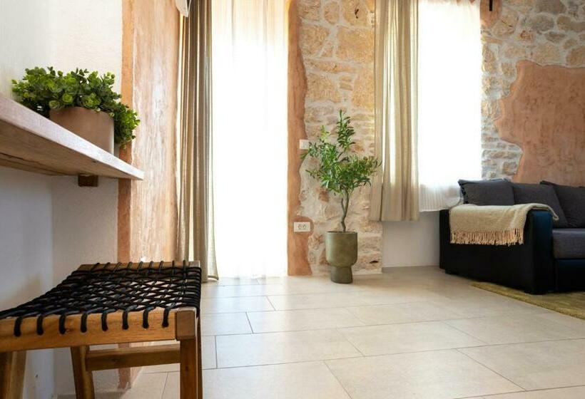 شقة غرفة نوم واحدة مطلة علي البحر مزوَّدة بشُرفة, The House