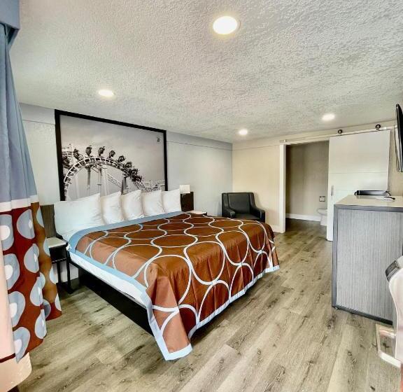 غرفة قياسية سرير كينج لذوى الإحتياجات الخاصة, Super 8 By Wyndham Kissimmee Orlando