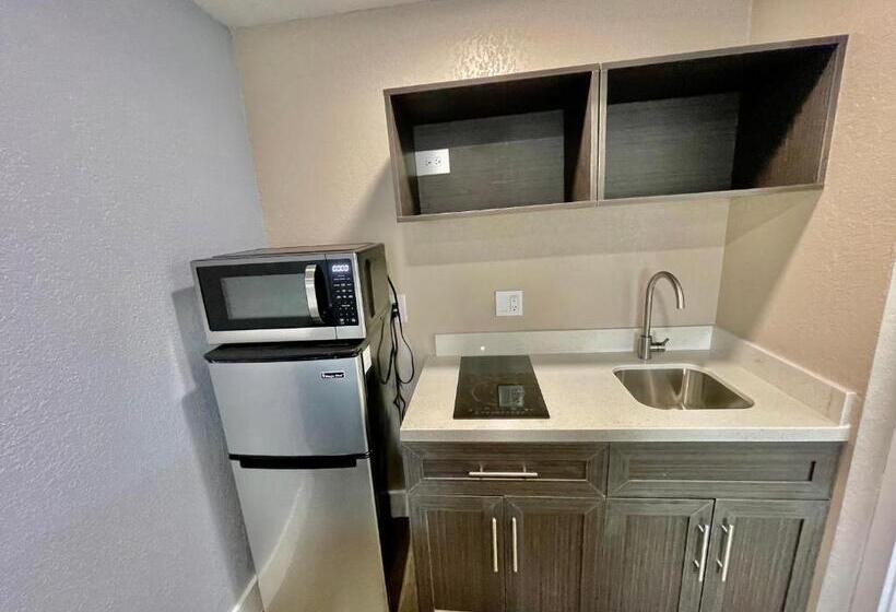 キングサイズベッドのデラックススイート, Super 8 By Wyndham Kissimmee Orlando