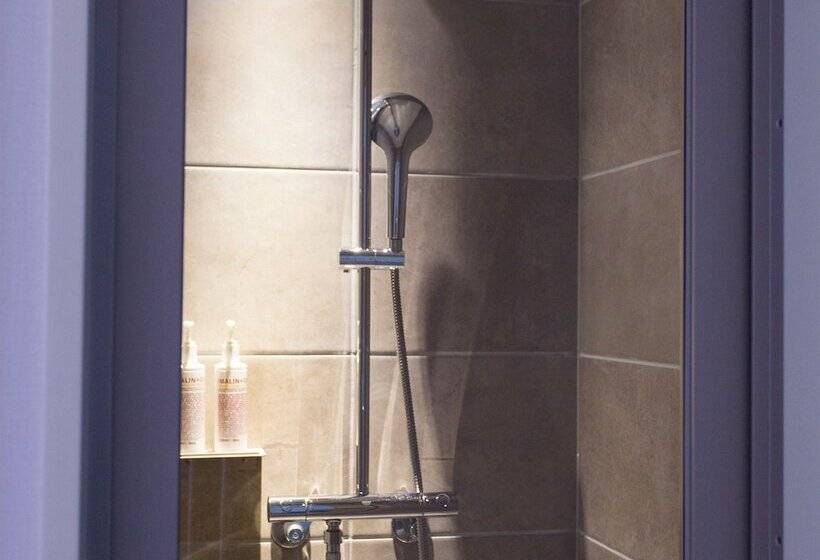 غرفة قياسية بالطابق العلوى, Strata Naha