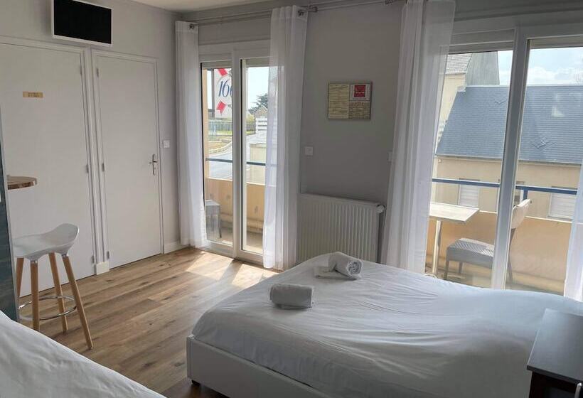 Трехместный Номер Стандарт с Балконом, Hôtel De La Plage