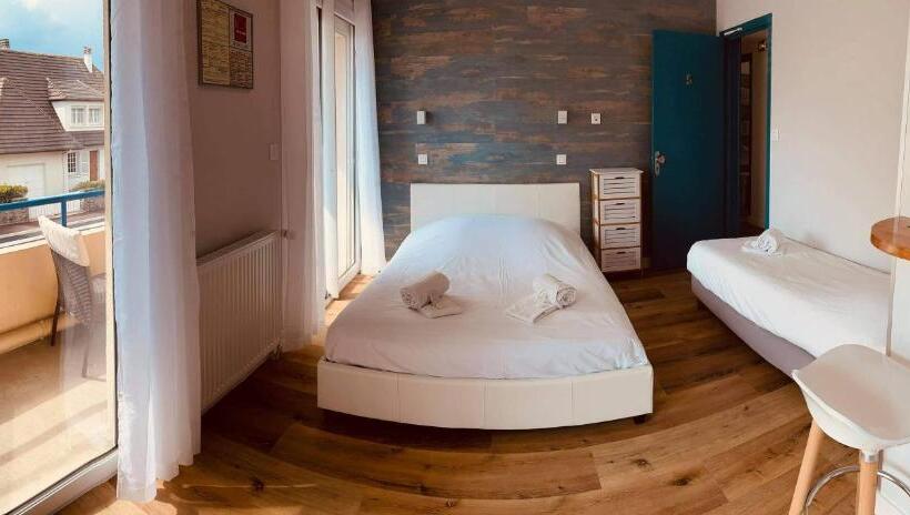 Трехместный Номер Стандарт с Балконом, Hôtel De La Plage