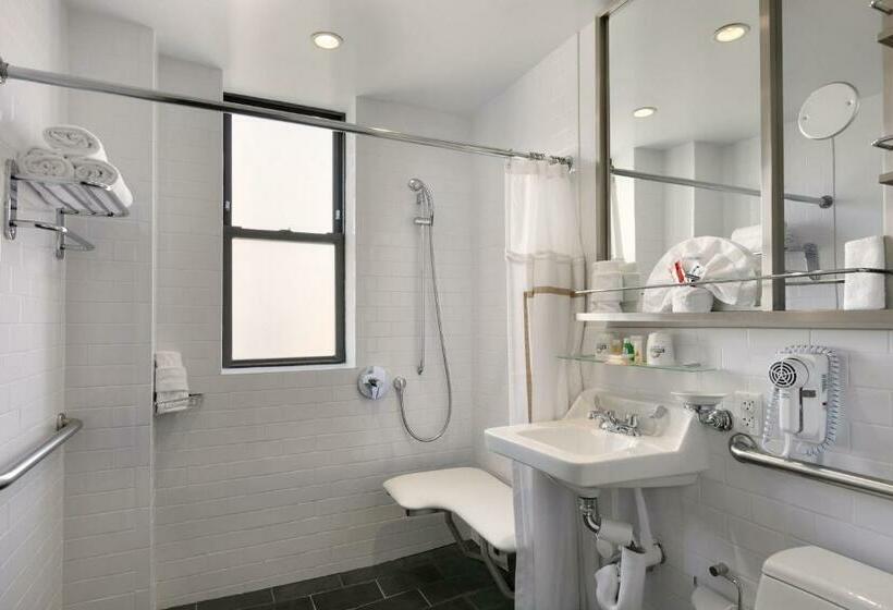 اتاق کلاس بیزنس, Night Hotel Broadway