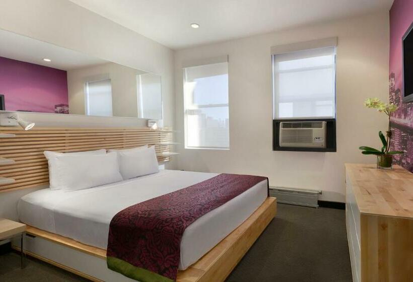 اتاق کلاس بیزنس, Night Hotel Broadway
