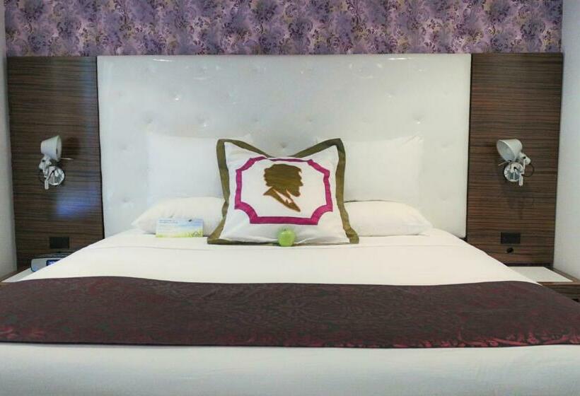 اتاق کلاس بیزنس, Night Hotel Broadway