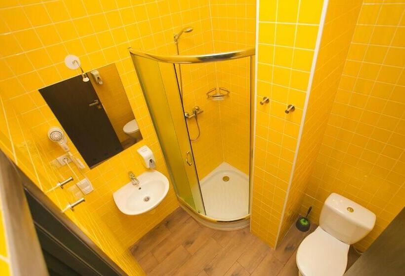 Четырехместный номер эконом класса с общей ванной комнатой, Dream Hostel Khmelnytskyi