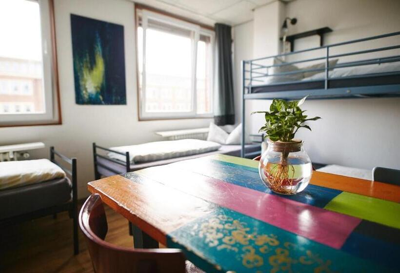 Кровать в Многоместном Номере с Общей Ванной, Sleep Station Hostel