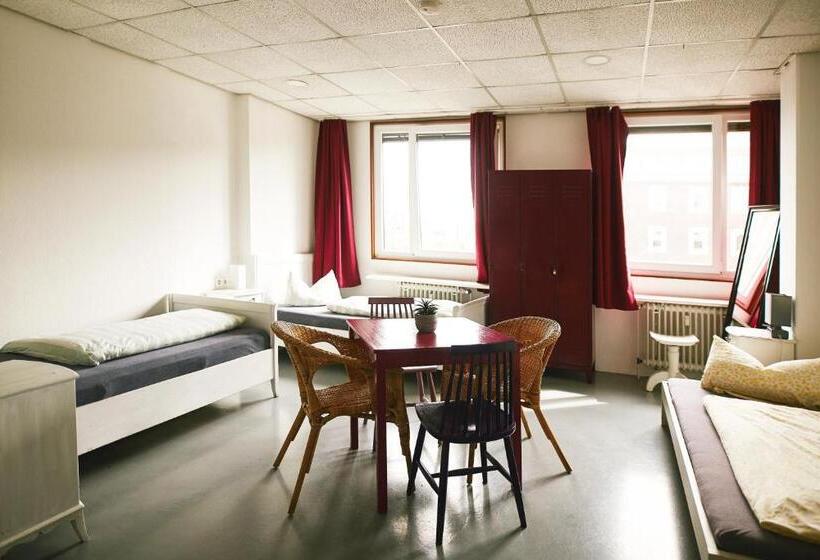 Кровать в Многоместном Номере с Общей Ванной, Sleep Station Hostel