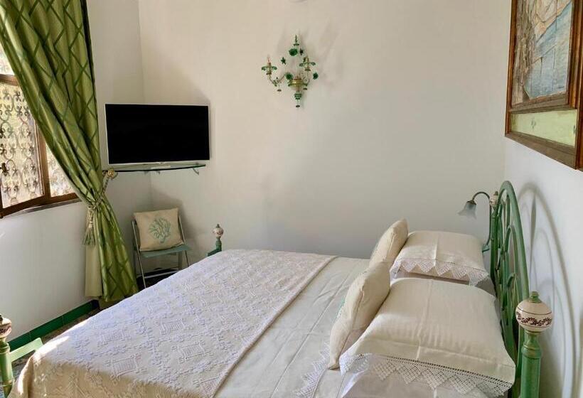 اتاق لوکس با چشم‌انداز دریا, Villa Le Baste