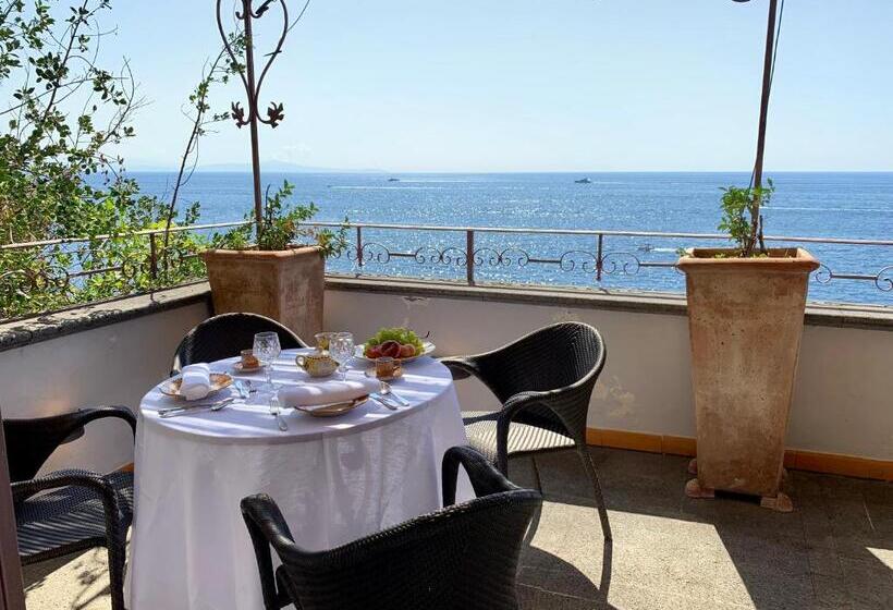 اتاق لوکس با بالکن و چشم‌انداز دریا, Villa Le Baste