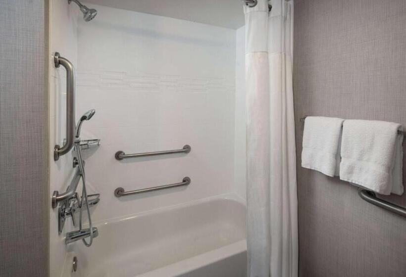 장애인을 위한 스위트, Sonesta Es Suites Fairfax Fair Lakes