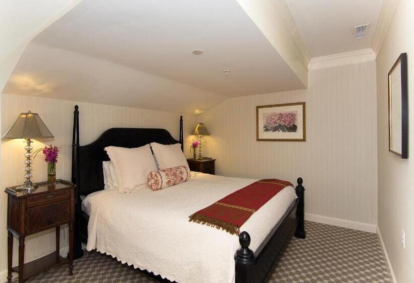 Номер Deluxe Вид на Море Боковой, Saybrook Point Resort & Marina
