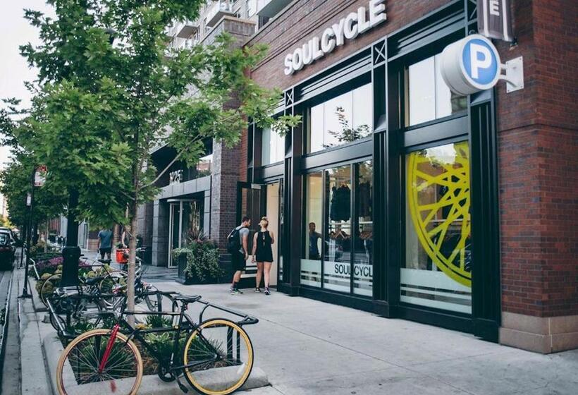 스위트, Level Chicago   Old Town