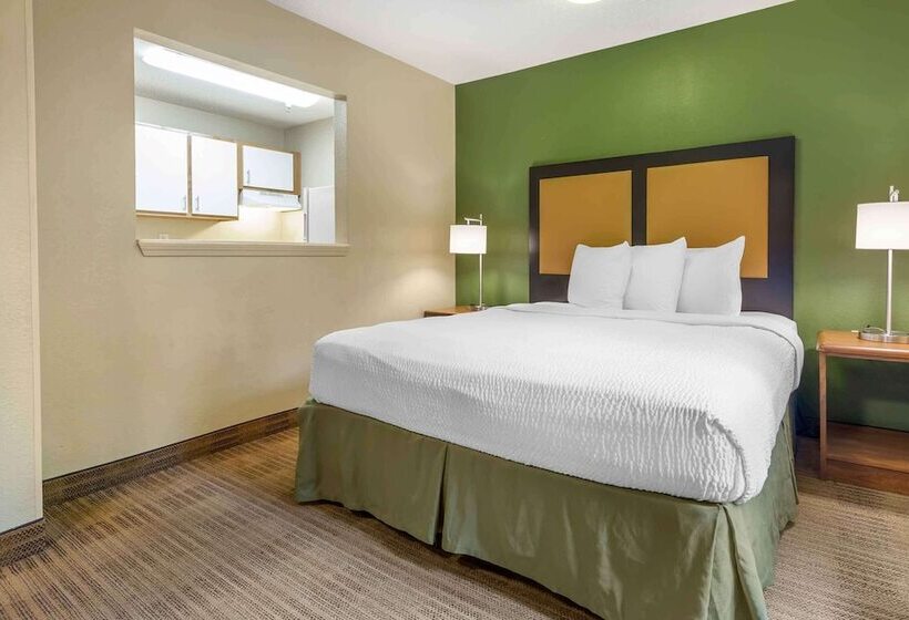 Студия Deluxe, Hometowne Studios And Suites By Red Roof Greensboro